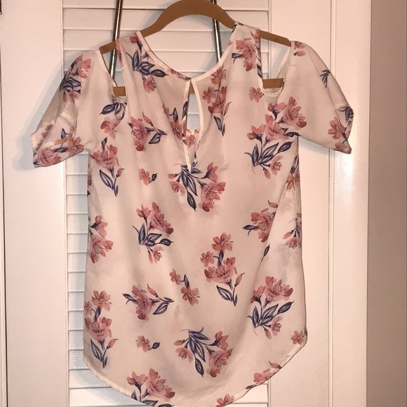 Sienna Sky Cold Shoulder Top size Small - Picture 2 of 3